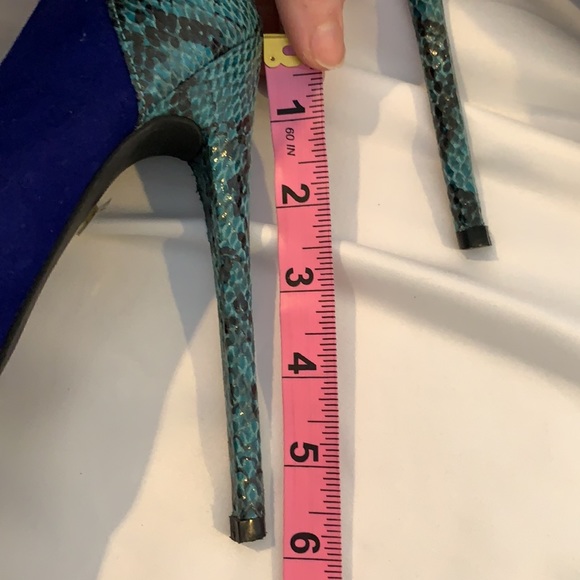 JustFab Anahi Blue Snake Print Platform Pumps - Picture 10 of 12